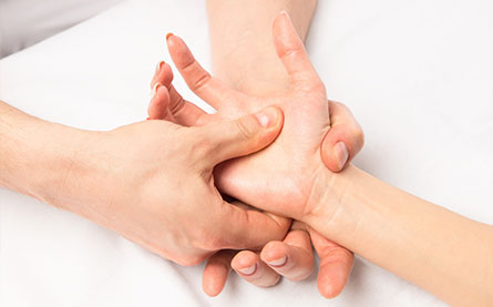 Massagem Terapeutica Massagem As Maos Leveaqua